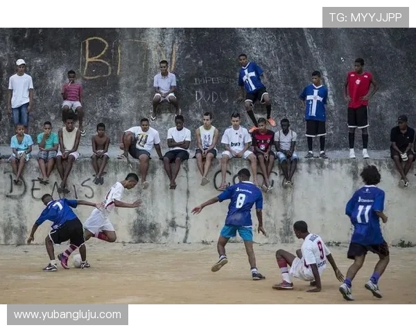 聚焦足球运动员成长之路与球场巅峰荣耀故事全景解析纵横展现篇章