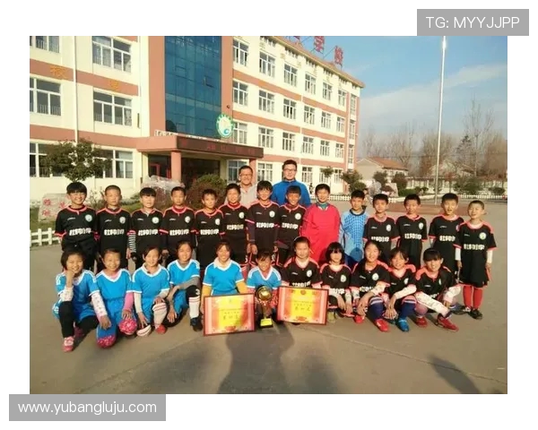 重庆足球队的耐力之路:从拼搏到荣耀的坚韧历程探讨 重庆足球队的耐力之路:从拼搏到荣耀的坚韧历程探讨