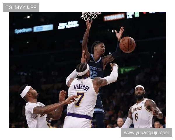 灰熊全力挑战湖人季后赛席位 双方激烈对决引爆球迷热情 灰熊全力挑战湖人季后赛席位 双方激烈对决引爆球迷热情